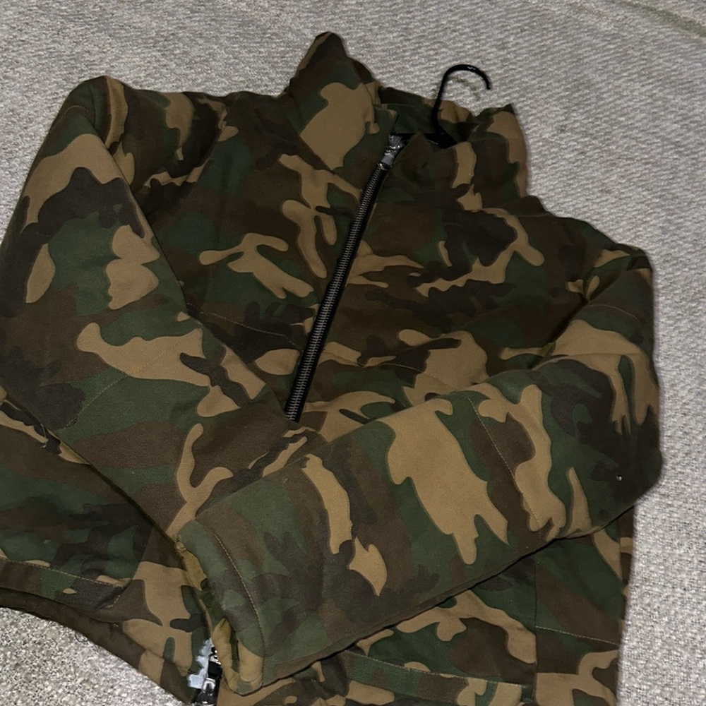 PUFFER CAMO CROPPED JACKET WORN A COUPLE TIMES GREAT CONDITION